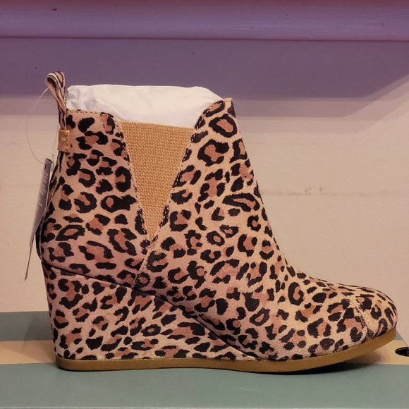 BRAND NEW TOMS, DESERT TAN LEOPARD SUEDE KELSY BOOTIES, 7.5!!! - Picture 4 of 9